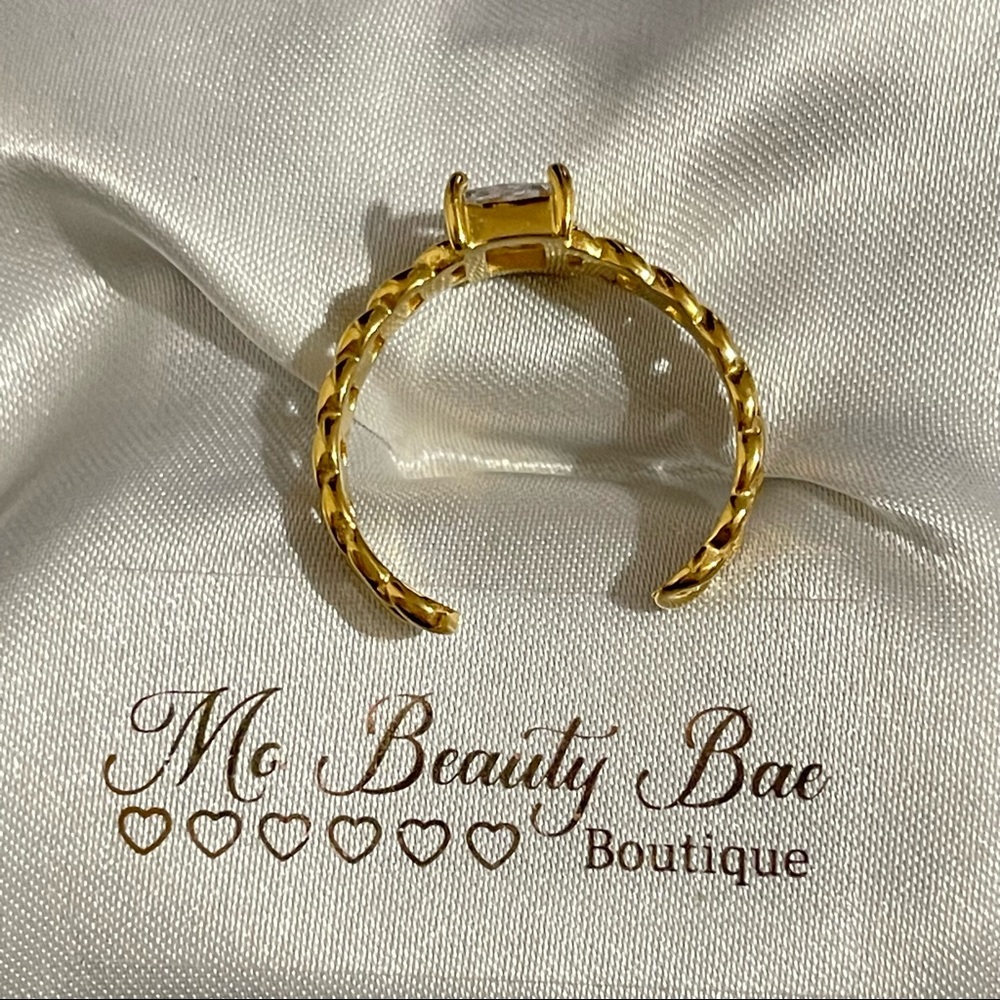 Gold Chain-Link Ring with Rectangular Clear Stone - Picture 3 of 6